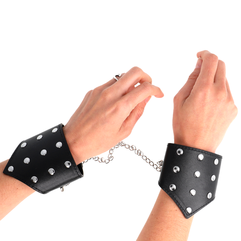 Muñequeras Estilo Puntiagudo Negras con Cadena