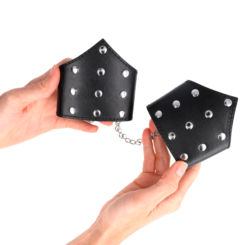 Muñequeras Estilo Puntiagudo Negras con Cadena