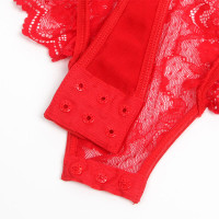 Body rouge en dentelle avec jarretelles et lanières