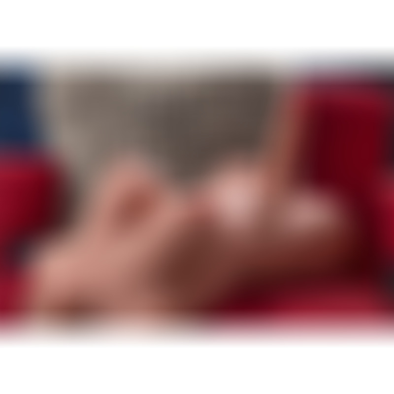 Hermosa Lady Boy Torso Femenino con Dildo con Vibración y Thrusting